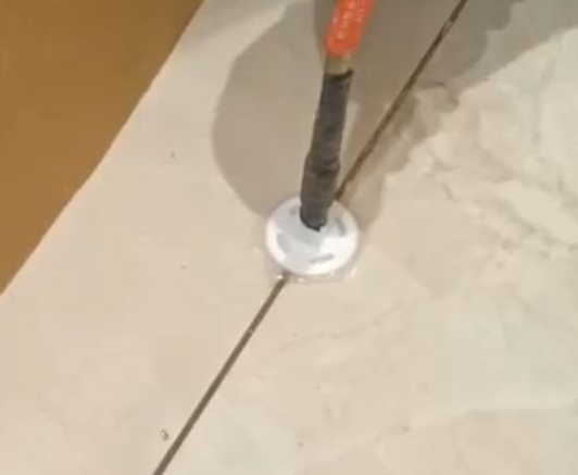 山亭瓷砖空鼓维修公司专业解答瓷砖在铺贴过程中，如果没有涂抹均匀到位的粘结材料（如水泥砂浆或瓷砖胶），可能会导致以下问题