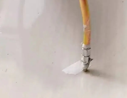 山亭瓷砖空鼓维修公司专业解答在瓷砖铺贴过程中，如果使用的砂料过粗（如全部使用了粗砂），可能会导致以下问题