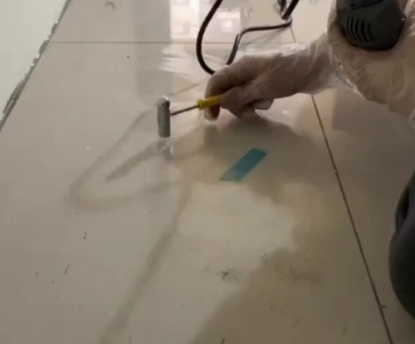 山亭瓷砖开裂维修公司专业分享瓷砖在铺贴前如果没有沥干水分，将会导致以下问题