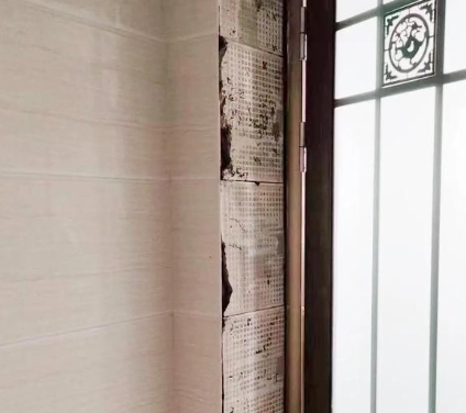 山亭瓷砖空鼓免砸砖维修公司分享吸水砖泡水时间不够或过长都会对瓷砖铺贴效果产生影响